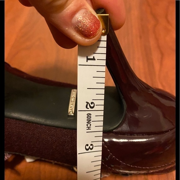 Dana Buchman Sz 8, pointed wingtip shoe, excellent detail. Very stylish. - Picture 12 of 14